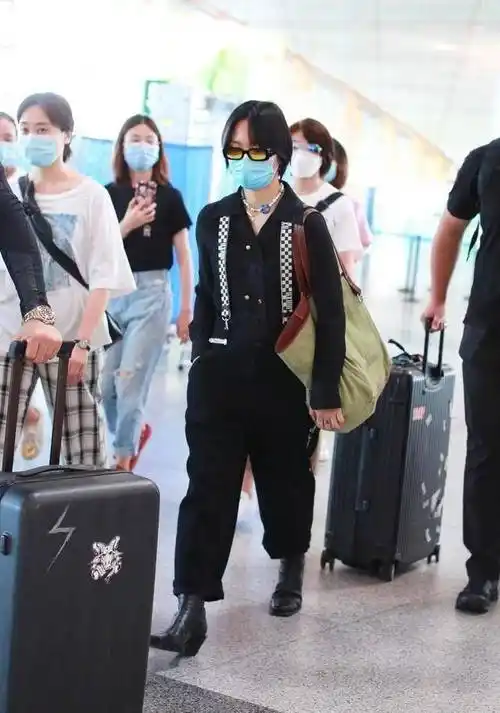 原创周笔畅终于女人了一回造型复古很有年代感混搭风意外好看