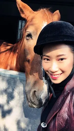 模特韦欣婷美拍英伦骑士风