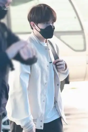 尤长靖昨日从长沙出发飞回北京顺毛小栗子全身图看着更软乎乎