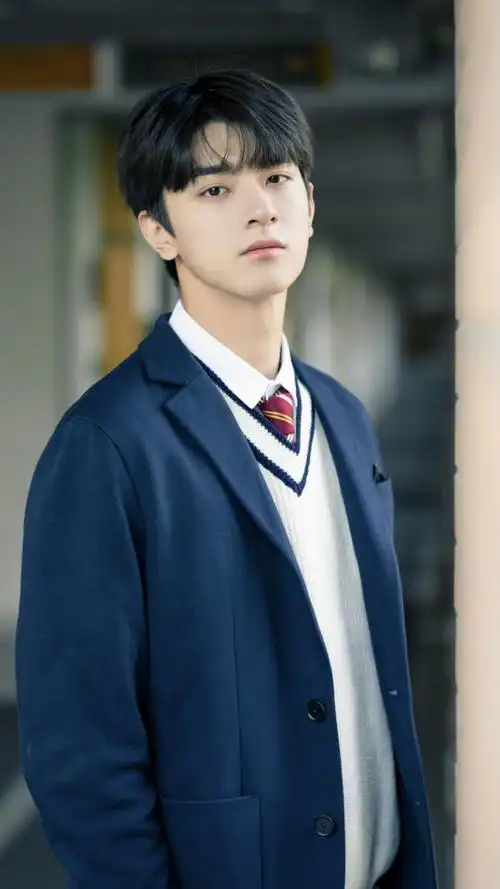 林一校服写真_明星手机壁纸-壁纸族