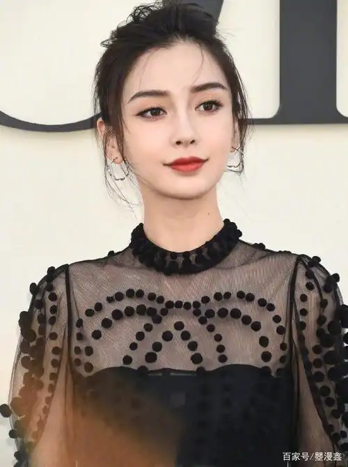 angelababy杨颖:花苞丸子头亮相巴黎时装周,颜值生图都在线