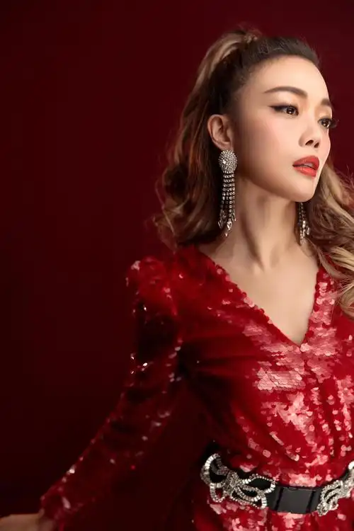 容祖儿跨年造型好美