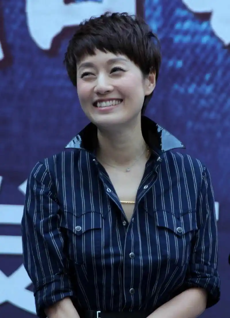 马伊琍放肆大笑也太可爱了吧,眼睛笑成了两条弯弯的月牙,露出小虎牙