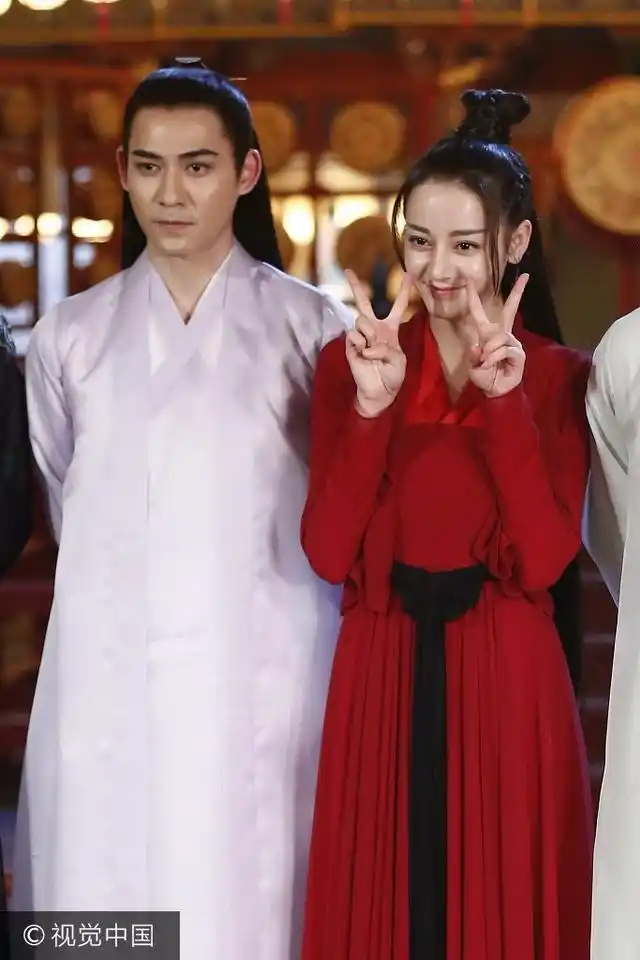 期待合作!迪丽热巴比v卖萌露狂笑周渝民婚后脸圆发福