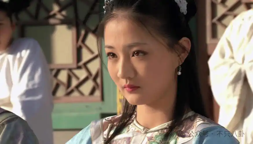 比如《甄嬛传》中的玉娆↓徐璐大家都很熟,虽然平时很少在红毯和活动