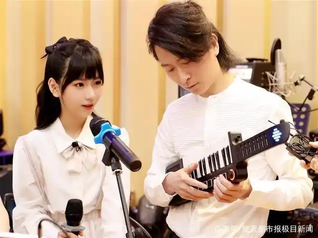 《你笑起来真好看》原唱李昕融一家成为美术宝"首席体验官"