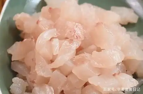 第三步:把切好的鱼肉丁放入料理机打碎,分多次加入做好的淀粉水(留