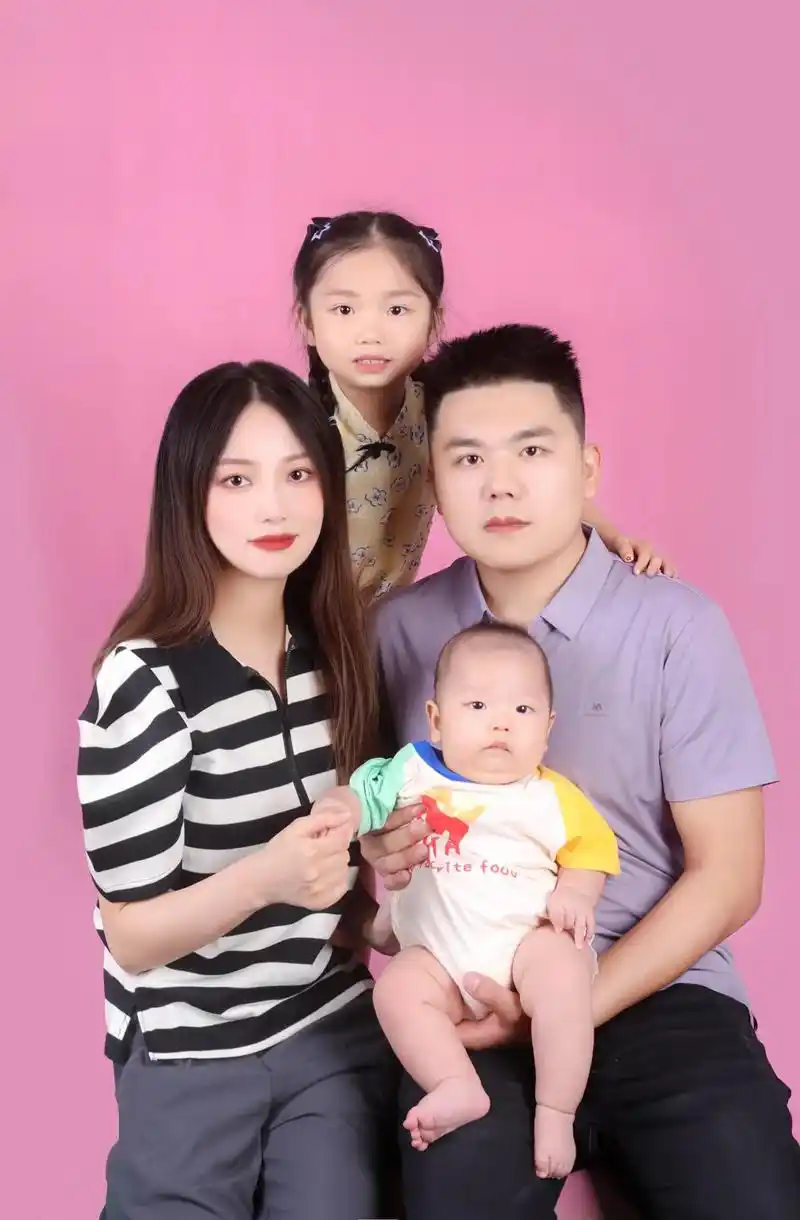 给儿子拍百天照那天~ 摄影师说 给你们一家四口拍个全家福吧