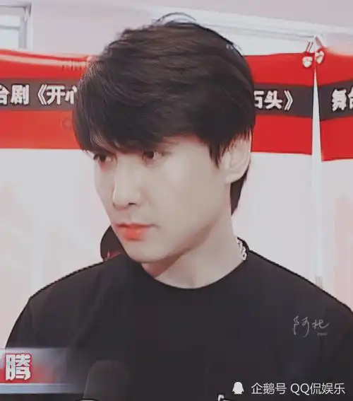 难怪沈腾年轻时候是军艺校草,看到父母和姐姐的颜值后,瞬间明白了