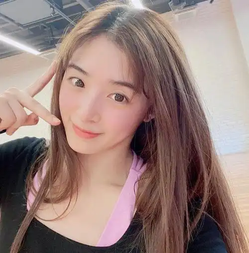 张含韵素颜去游乐园并晒出怼脸自拍这状态像18岁少女