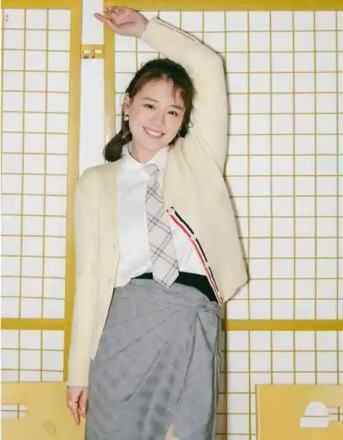 马思纯换风格了?穿香芋紫开衫温柔可人,微微一笑很倾城