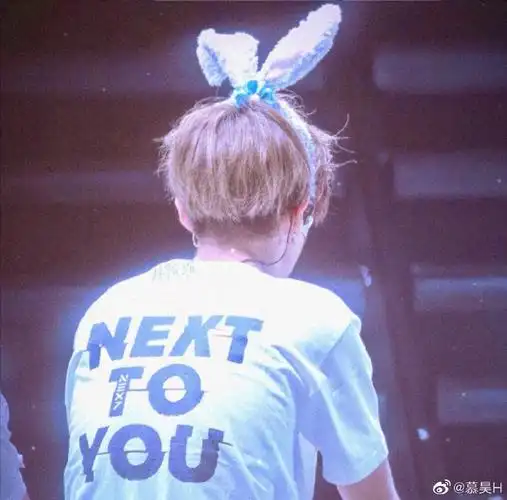 黄明昊超话#黄明昊图片#分享背影图片这是背影杀手吗?这么帅