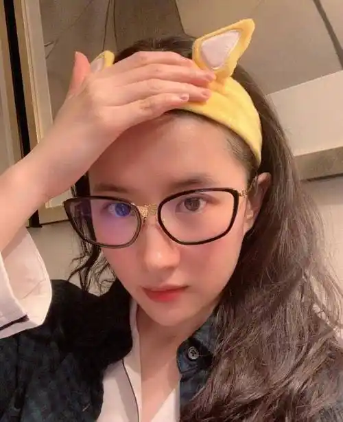 原创刘亦菲自信晒素颜照翻车像大妈露出招牌笑容牙齿凹陷秀宠物是为了