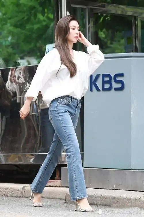 28岁裴珠泫这次穿对了,牛仔裤高跟鞋尽显超模身材,谁说她矮小