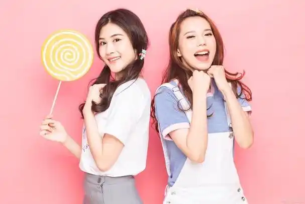 丈夫和闺蜜甜蜜双人游,几天后结伴看传染病,我果断离婚:是报应