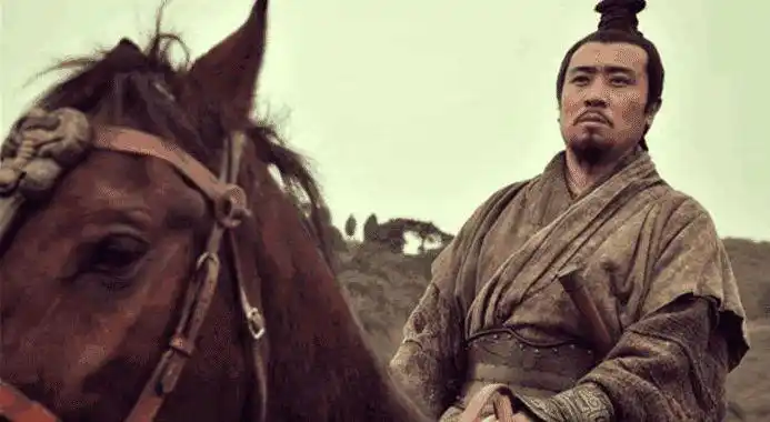 杨颖罕见穿拖鞋走机场,腿长却丝毫不逊色于超模