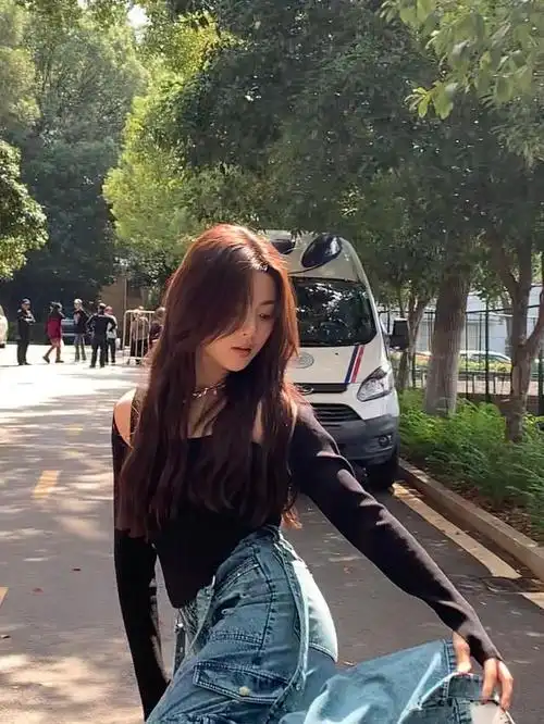 杨超越黑色方领上衣搭破洞牛仔裤街头随拍 蹦跳可爱尽显青春活力