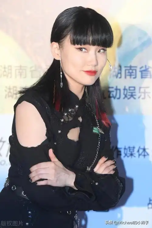 《痒》,这张专辑中有两首歌音高集中在eb5的歌曲,由刚刚出道的常石磊