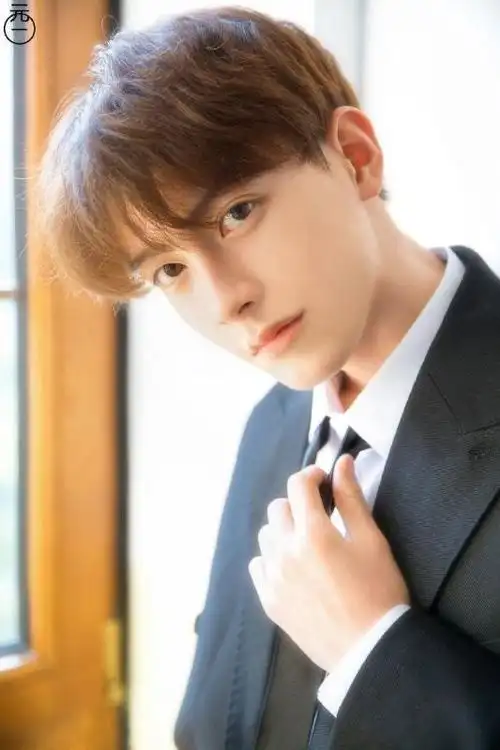 小鲜肉帅哥极品小鲜肉男神陈鹤一迷人西装写真图片帅哥猛男文章小虾米