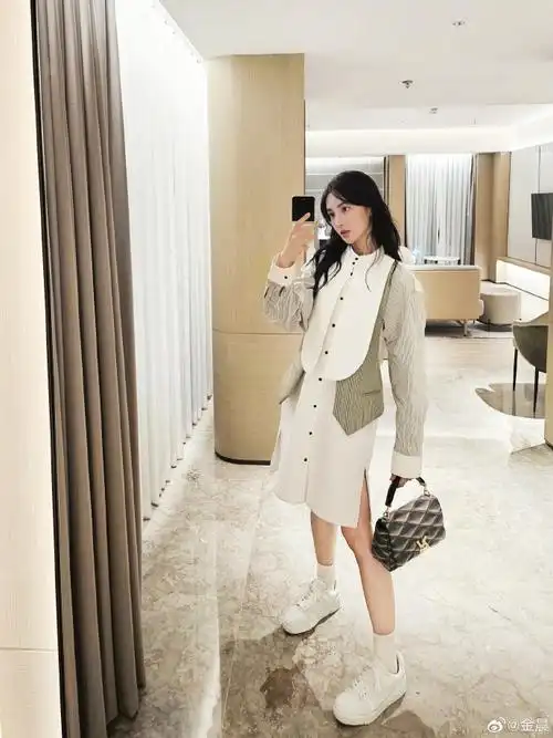 金晨早秋穿搭##金晨嘟嘴照