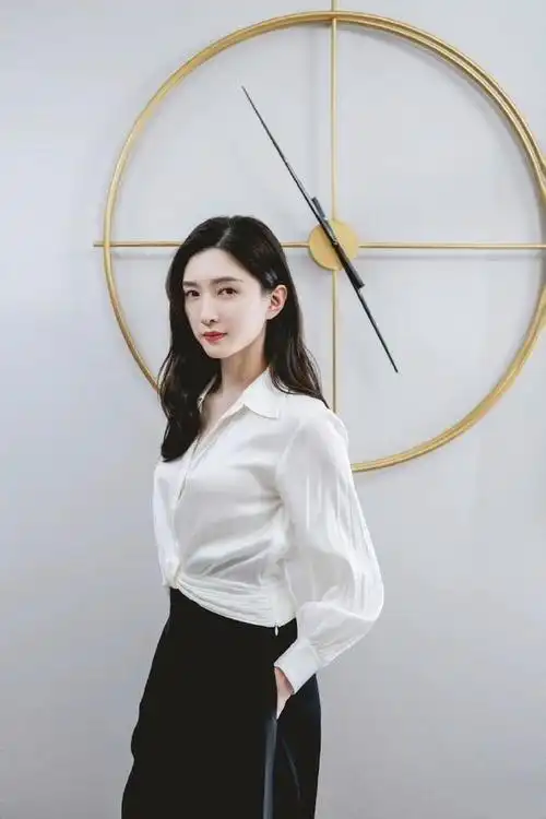 江疏影的夏日老钱风穿搭简约低调又高级,三个技巧掌握这种穿搭