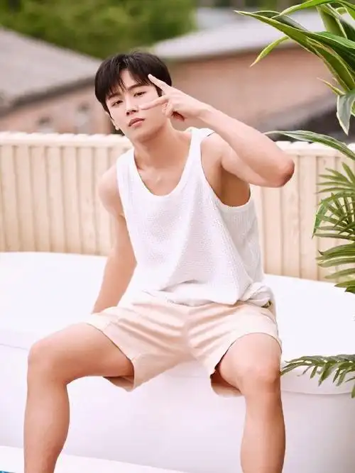 李汶翰泳池随拍