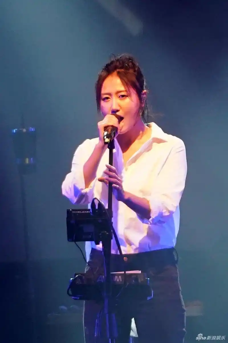 组图:陈粒穿清新白衫台北开唱 表情投入专注