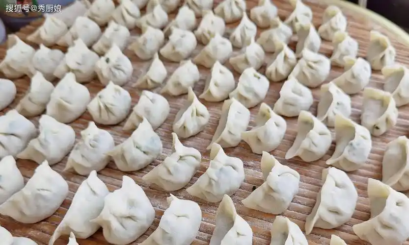 春天包饺子,白菜韭菜靠边站,这3种馅鲜美多汁,营养好吃又解馋_荠菜