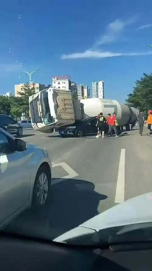 大车压在小车上了车里有三个人  一帮好心人分分去救人!