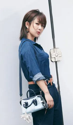 杨紫拍摄一组时尚美图,一身牛仔风穿搭清新简约