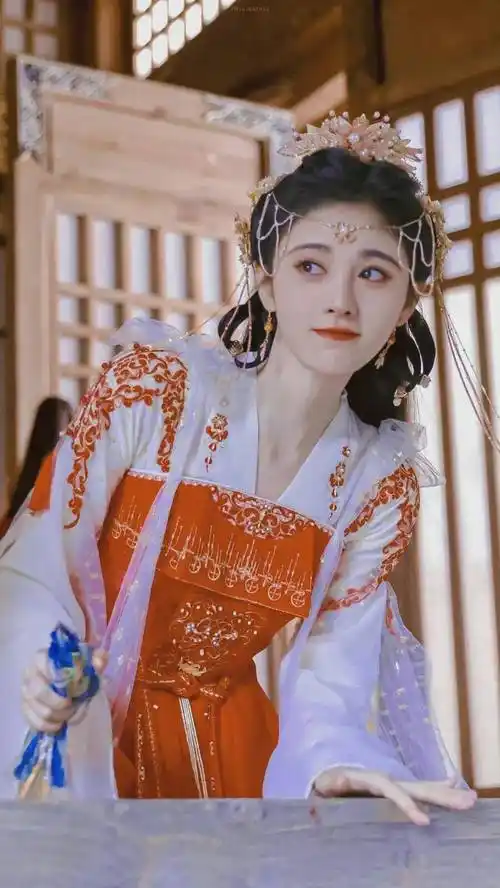 鞠婧祎在这部古装剧中穿的也太华丽了吧,你们最喜欢哪个造型?