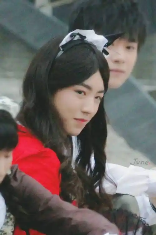 考古拍电视剧时着女装的王俊凯 我们凯莉再过那么久依旧美丽动人