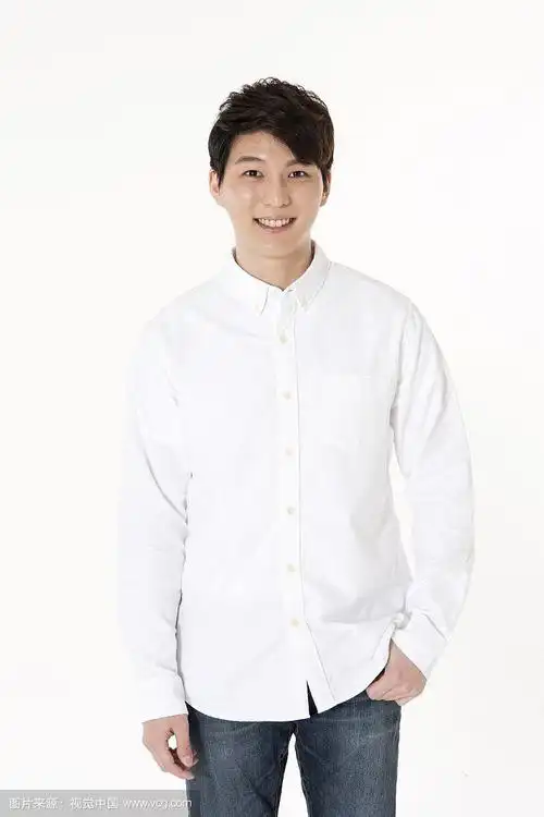 男人穿着白衬衫站在口袋里的照片