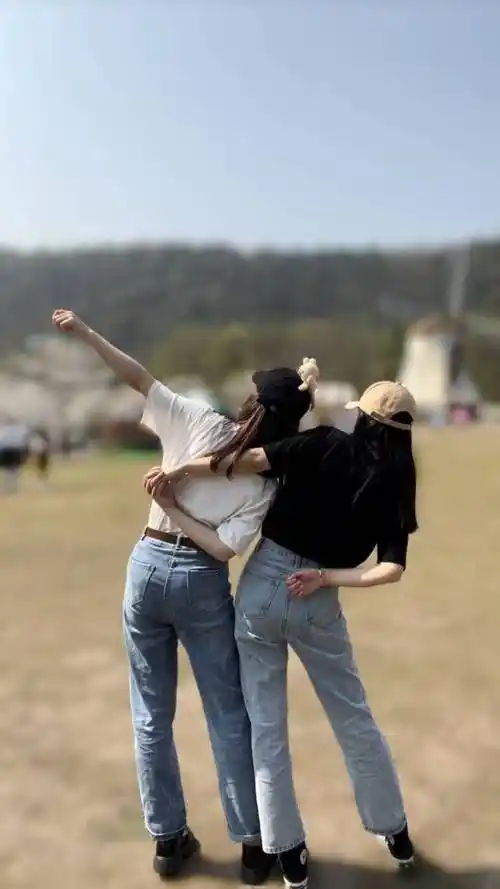 冲呀姐妹春拍记④8个闺蜜搞怪拍照姿势让她陪你一起奇奇怪怪可可爱爱