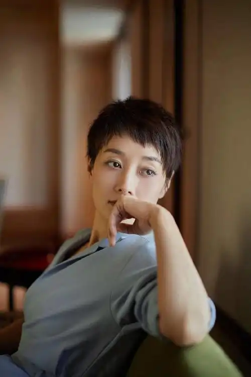 马伊琍清爽干练的短发街拍 气质出众尽显高级质感