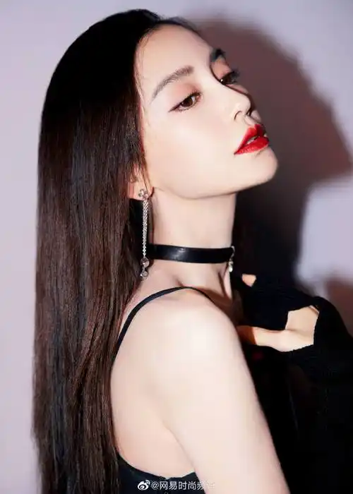 易姐带你看大片##潮玩一代##angelababy甜酷电竞风造型