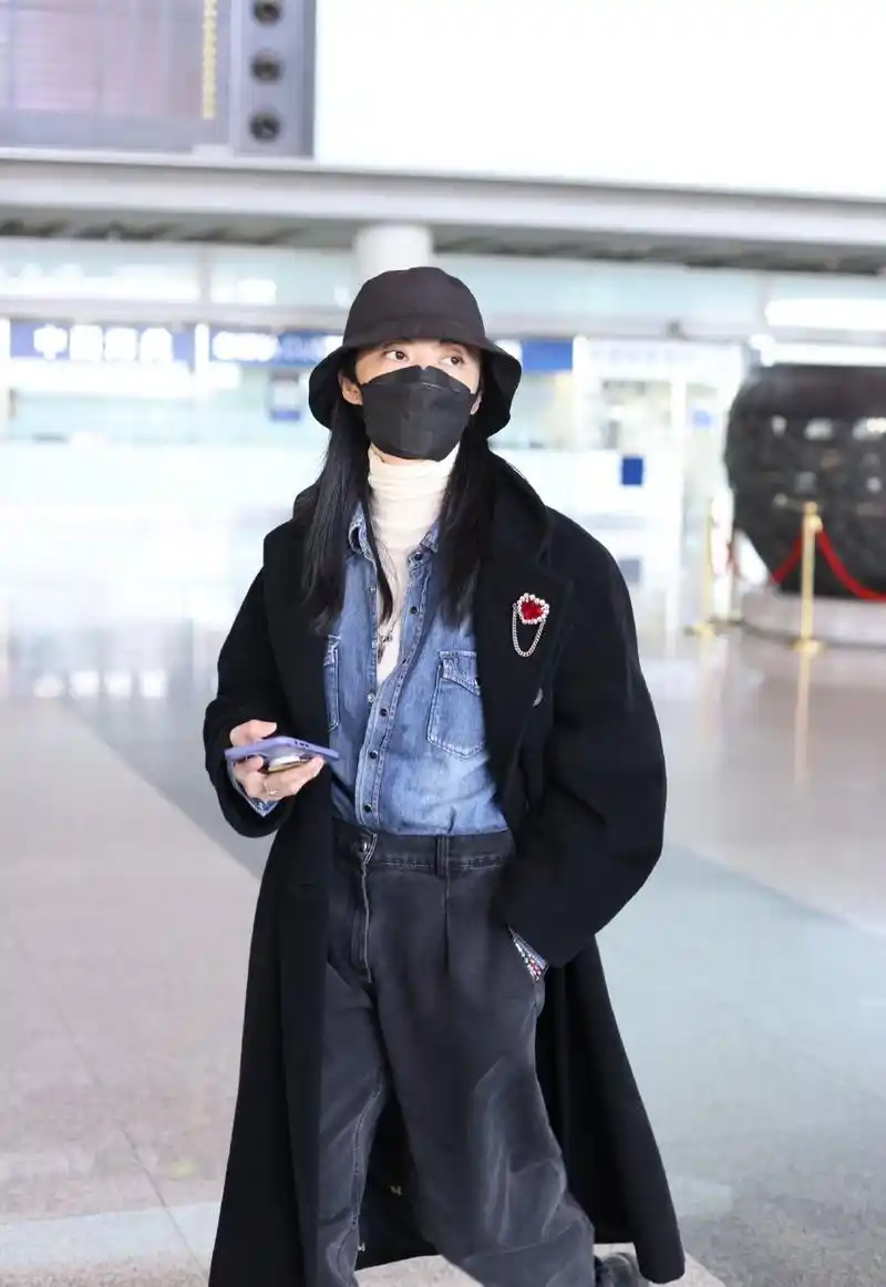 姚晨机场又现高级穿搭,风衣配棒球帽高级显气场,不像79年的人