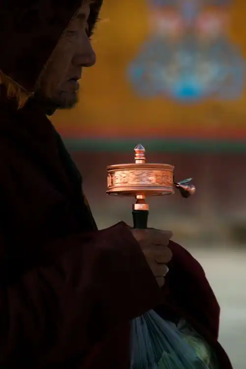 一身红衣修佛心