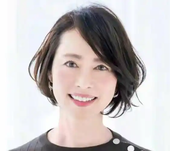 50 岁女人年底换发型时,少烫"大妈卷"!