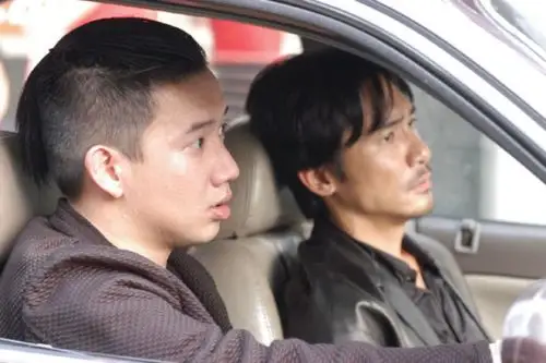 例如黄志诚在天台递过去的信封里装了一块没有窃听器的表然后笑着说:"