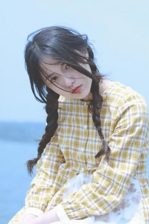 清纯白皙美女粉色比基尼性感迷人