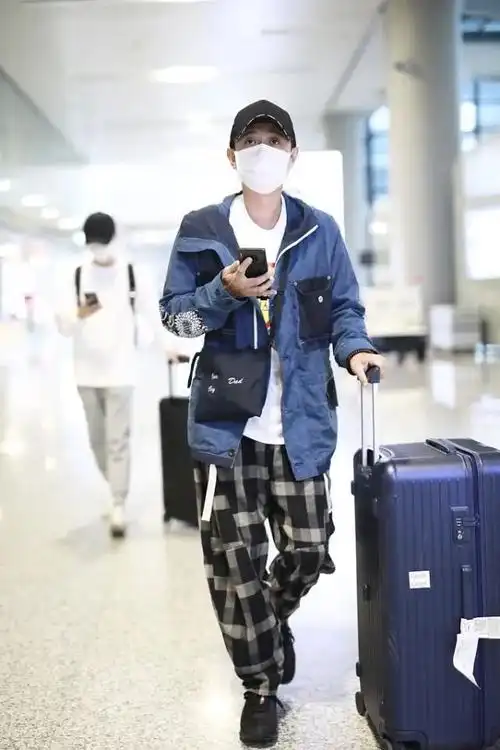 身高172的文章很敢穿,工装夹克 格纹阔腿裤,造型个性潮流