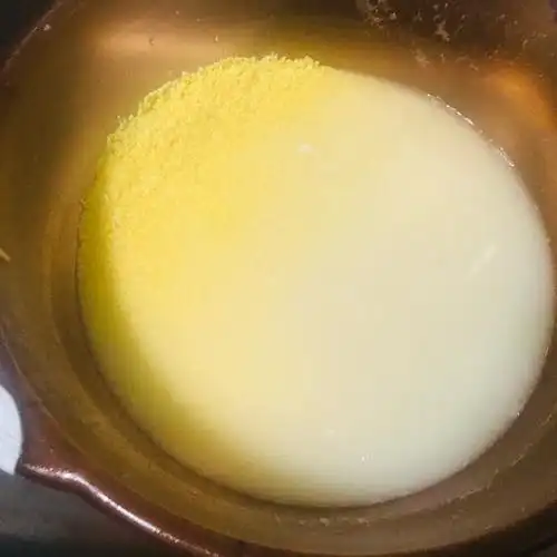 黄米和糯米都要用兑好的酸浆水泡发一天以上,然后在做之前要用双手搓