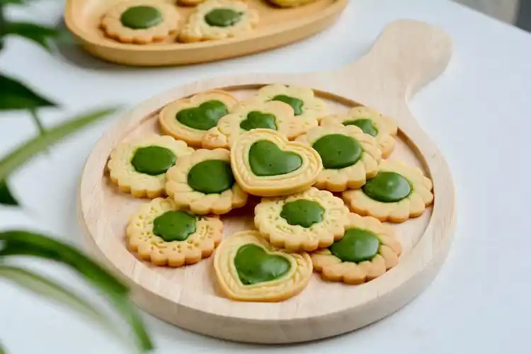 这抹茶饼干颜值太高了打眼一看以为是祖母绿珠宝却是能吃的