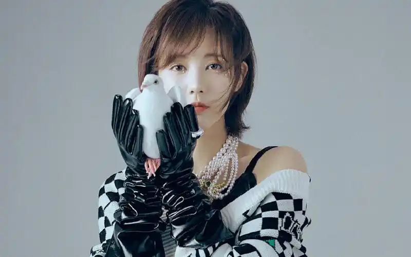 李一桐优雅灵动写真桌面壁纸