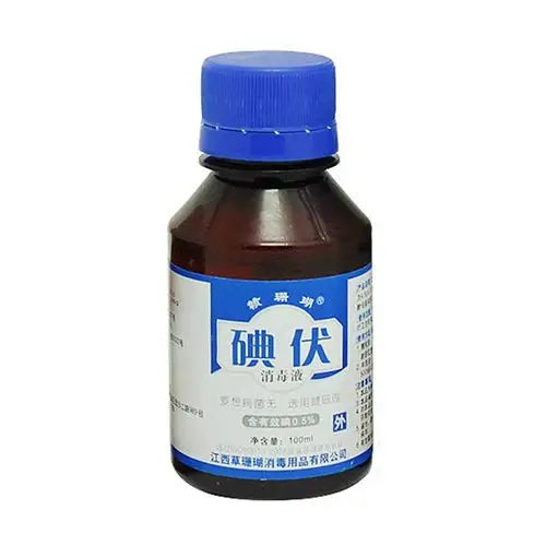 "费先生自行在家中用碘伏消毒液擦拭,然后涂上网红液体创可贴.