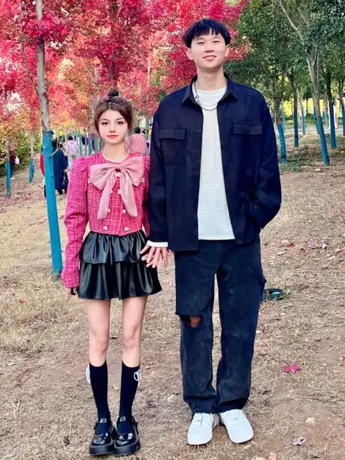 15377183情侣266套记录枫叶留下的美好