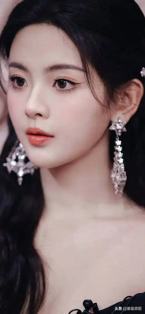 了中国内地新星杨超越各个时期经典的艺术超清原图写真壁纸七十七张