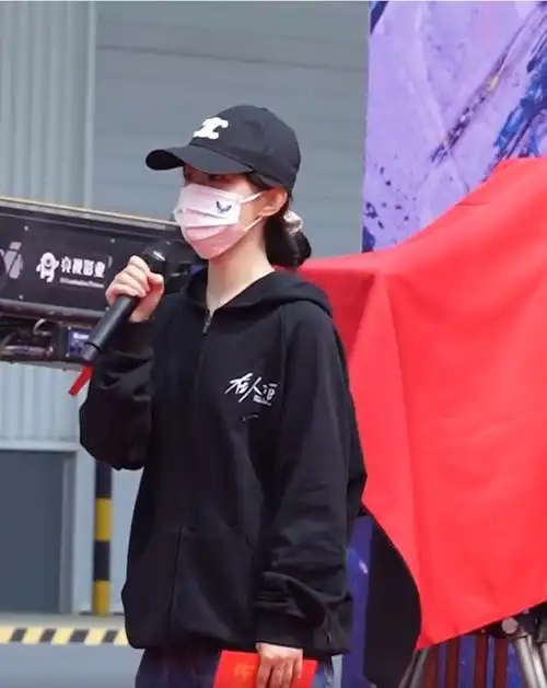 赵丽颖公开行程受期待,湖畔持伞奔跑宛如少女,回眸一笑超惊艳_腾讯