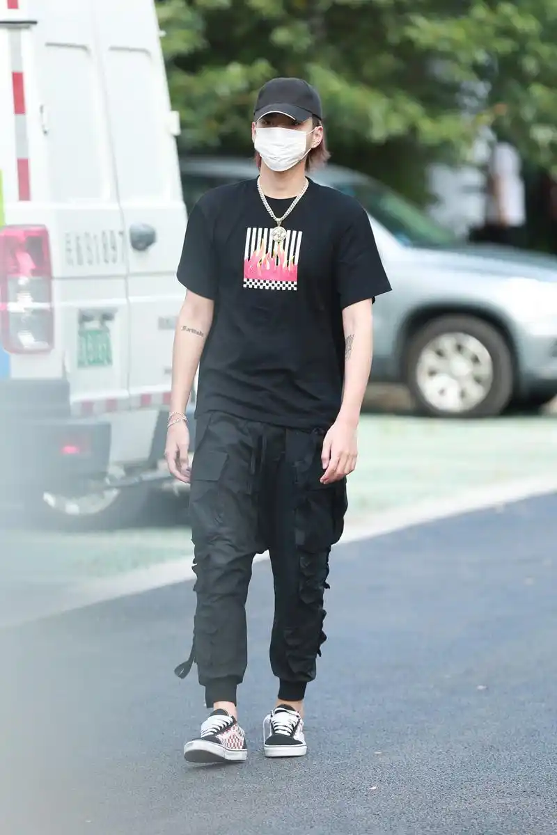 吴亦凡穿吊裆裤耍帅秒变小短腿 引来迷妹们热情尖叫